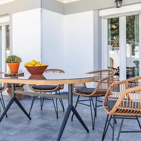 Sea Senses - Modern In Town Living